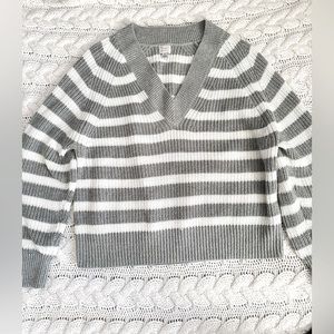 ✨A New Day women’s v-neck sweater in good/fair condition lightly worn. ✨